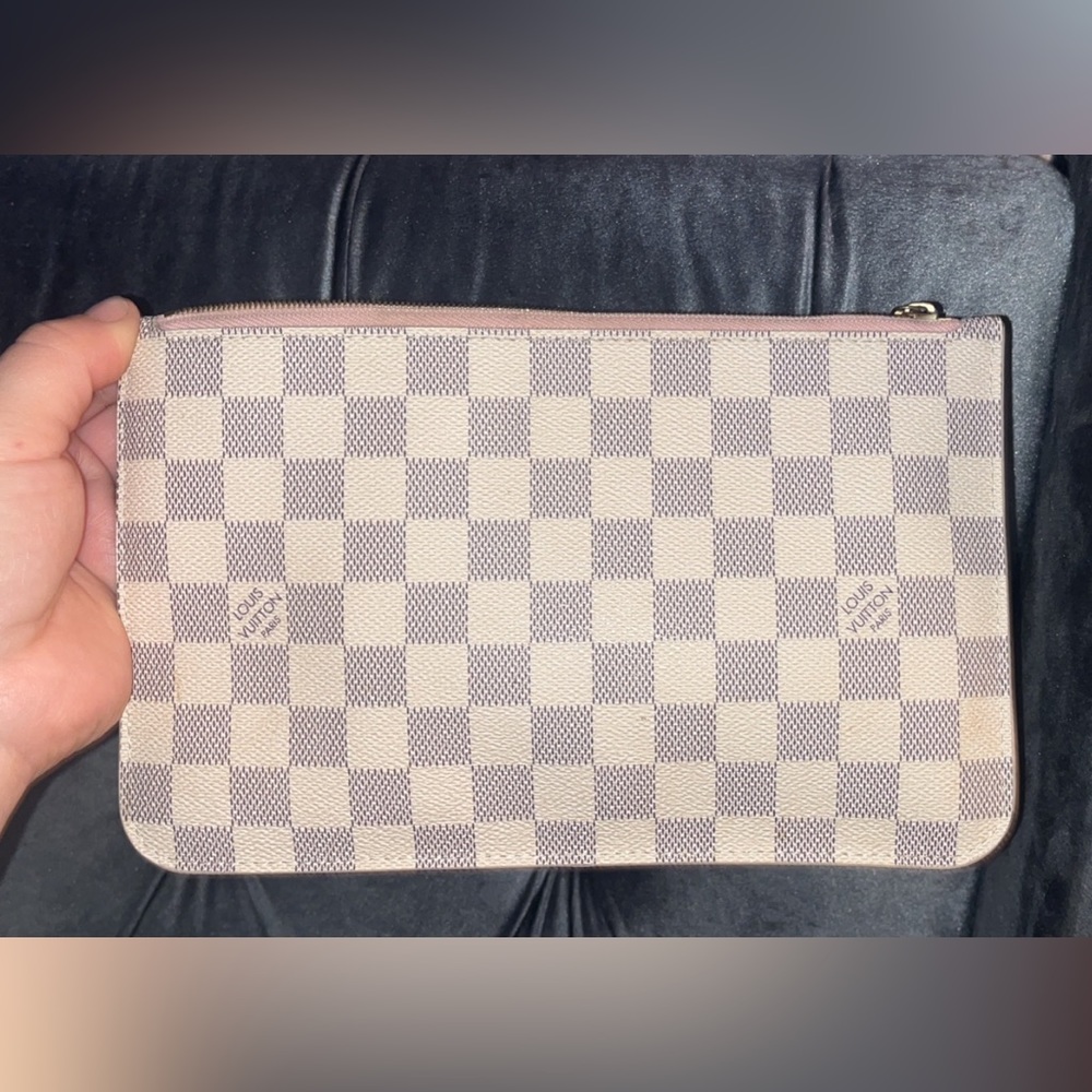 💯% Authentic Louis Vuitton Neverfull pouch with Rose ballerine interior 💕